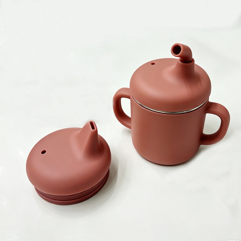 Roter Edelstahlbecher mit Silikonhülle und zwei Silikondeckeln