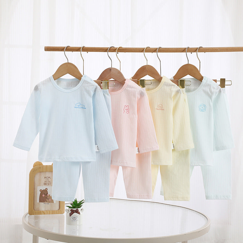 Vier dünne Baby-Sommersets in Hellblau, Rosa, Gelb und Mint an Kleiderbügeln