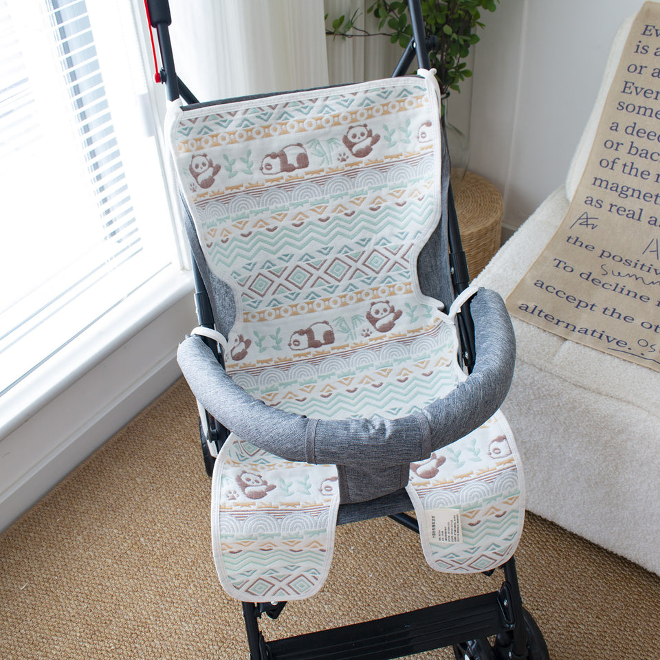 Kinderwagen-Auflage aus Gaze in Hellblau-Beige mit Tiermuster im Buggy