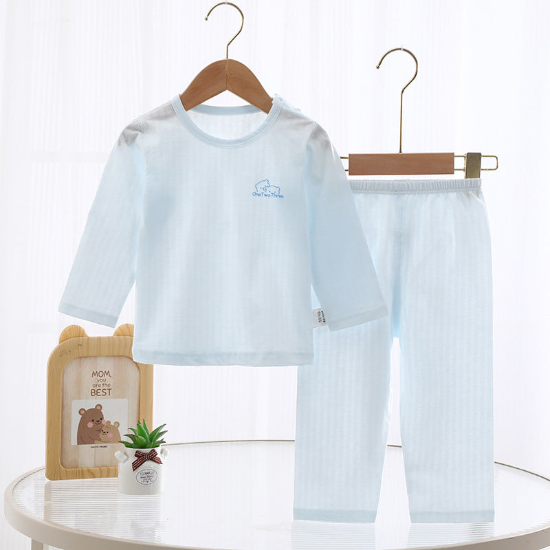 Hellblaues Sommerset mit Langarmshirt und Hose am Kleiderbügel