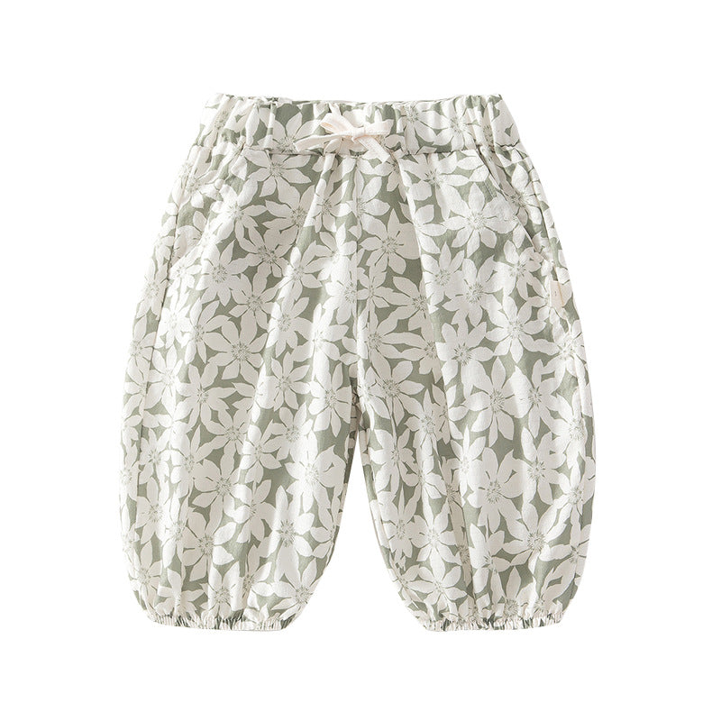 Grüne Baby-Sommerhose mit weißem Blütenmuster auf weißem Hintergrund