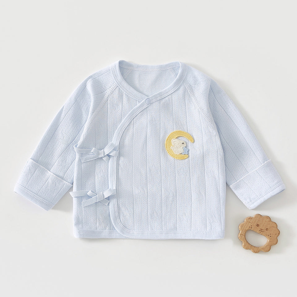 Hellblaues Wickelshirt mit Mond-Stickerei und Bändern