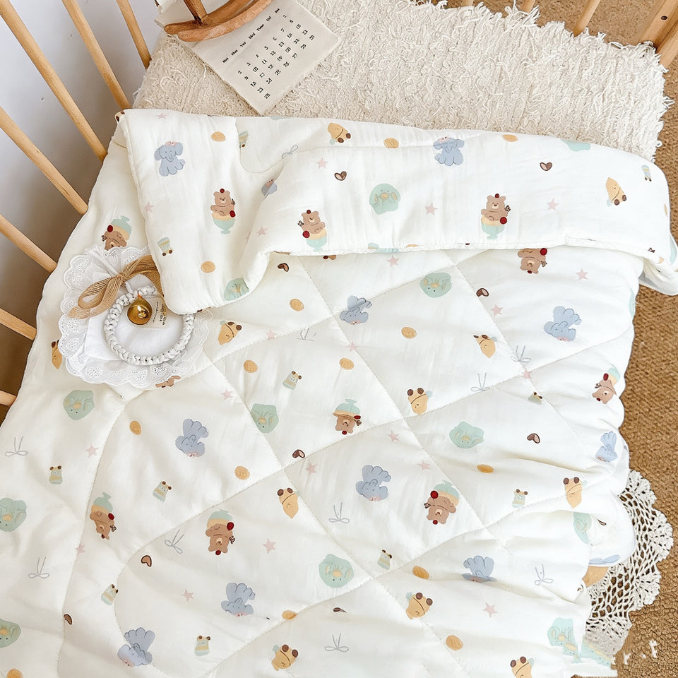 Gesteppte Kinderdecke mit bunten Tiermotiven