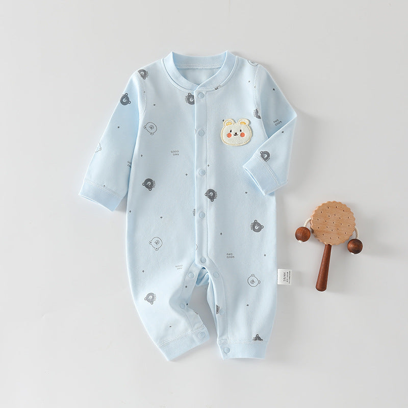 Hellblauer Baby-Strampler mit Bären-Patch und kleinen Symbolen