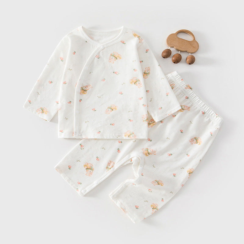Baby-Set mit Hasen mit Schal neben einem Holzspielzeug