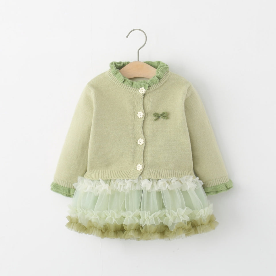 Grüne Strickjacke über dem Tüllkleid mit mehrlagigem Rock