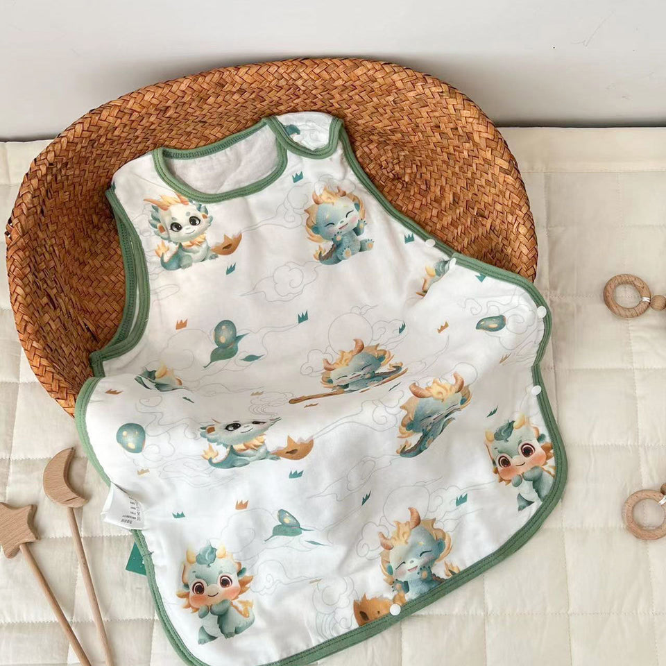 Schlafsack mit kleinen Drachen liegt in einem Korb