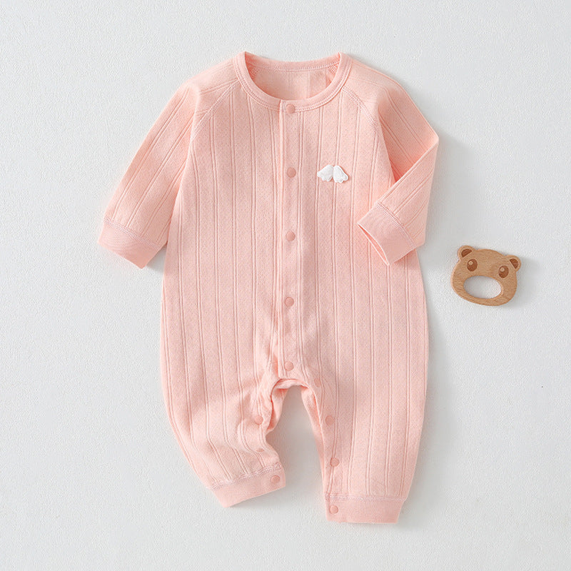 Rosa Baby-Strampler mit weißer Wolken-Applikation und Knopfleiste