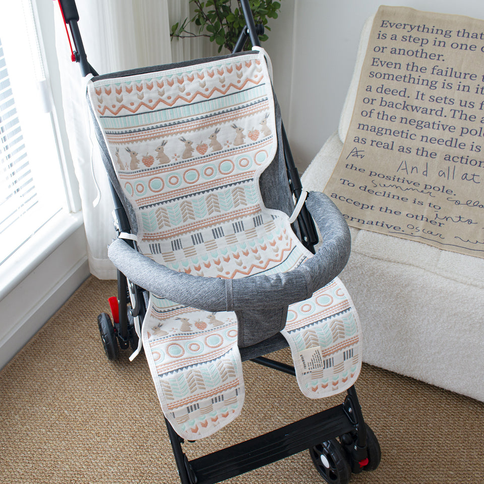 Kinderwagen-Auflage aus Gaze in Rosa und Blau mit Hasen im Buggy
