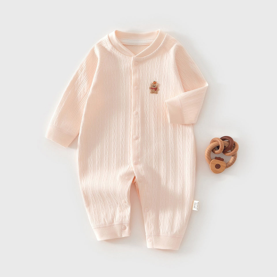 Rosa Baby-Strampler mit Knopfleiste und kleiner Stickerei