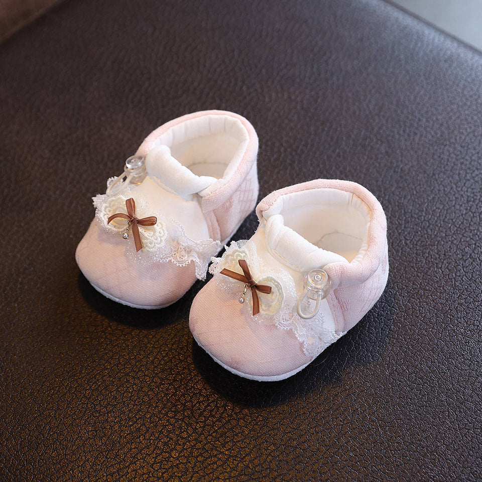 Babyschuhe aus Baumwolle mit Spitze und Schleife