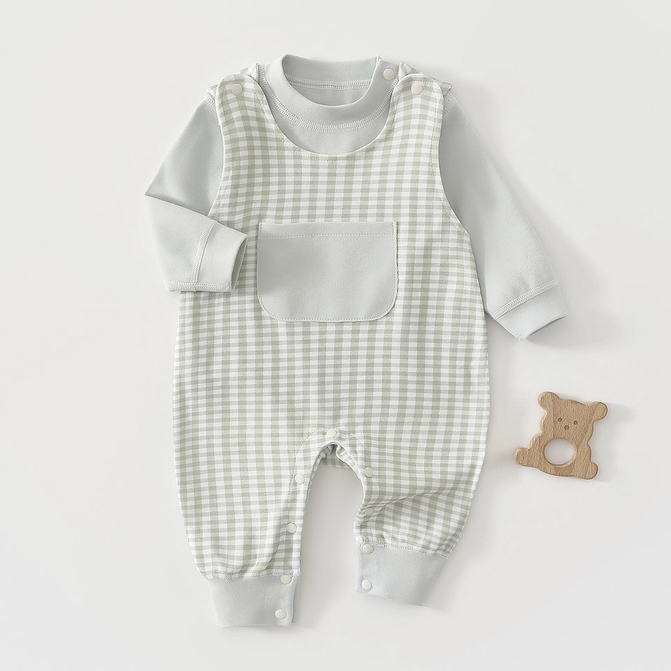 Grün karierter Baby-Strampler im Latzhosen-Look mit Druckknöpfen am Bein