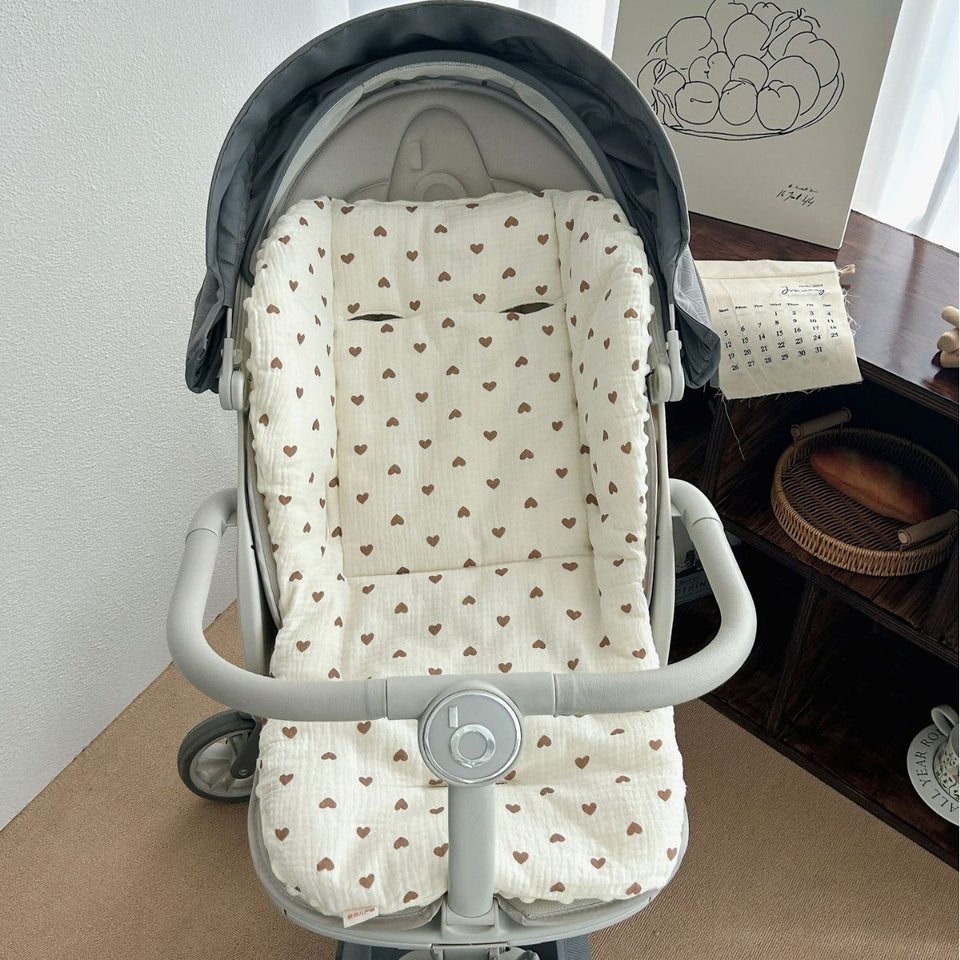 Kinderwagen-Sitzauflage mit kleinen Herzen im Kinderwagen