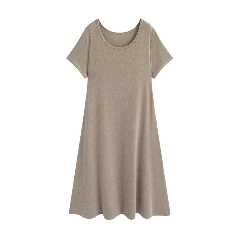 Langes Strickkleid in Taupe freigestellt