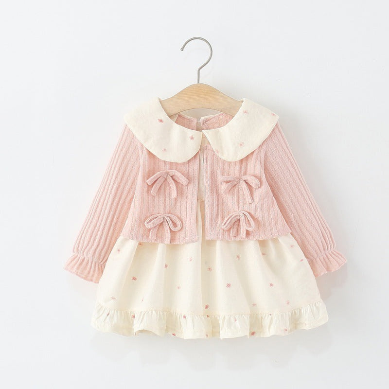 Rosa Kleid mit Bubikragen, Schleifen und Rüschensaum am Kleiderbügel