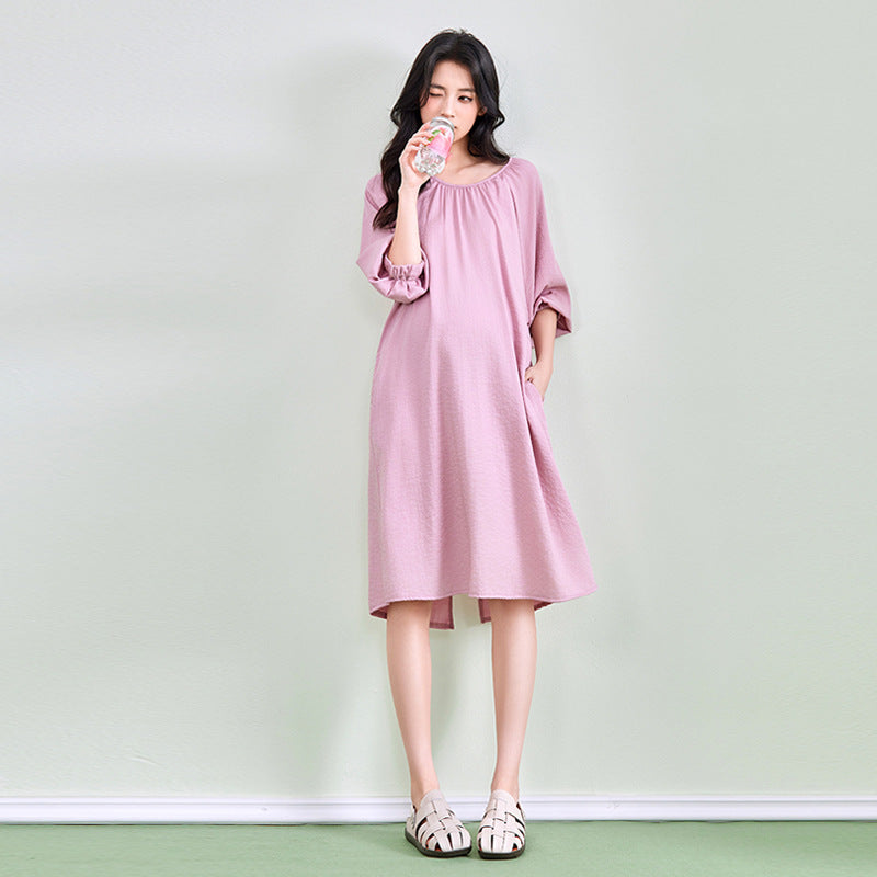 Frau in rosa Kleid mit Raffung und Dreiviertelärmeln