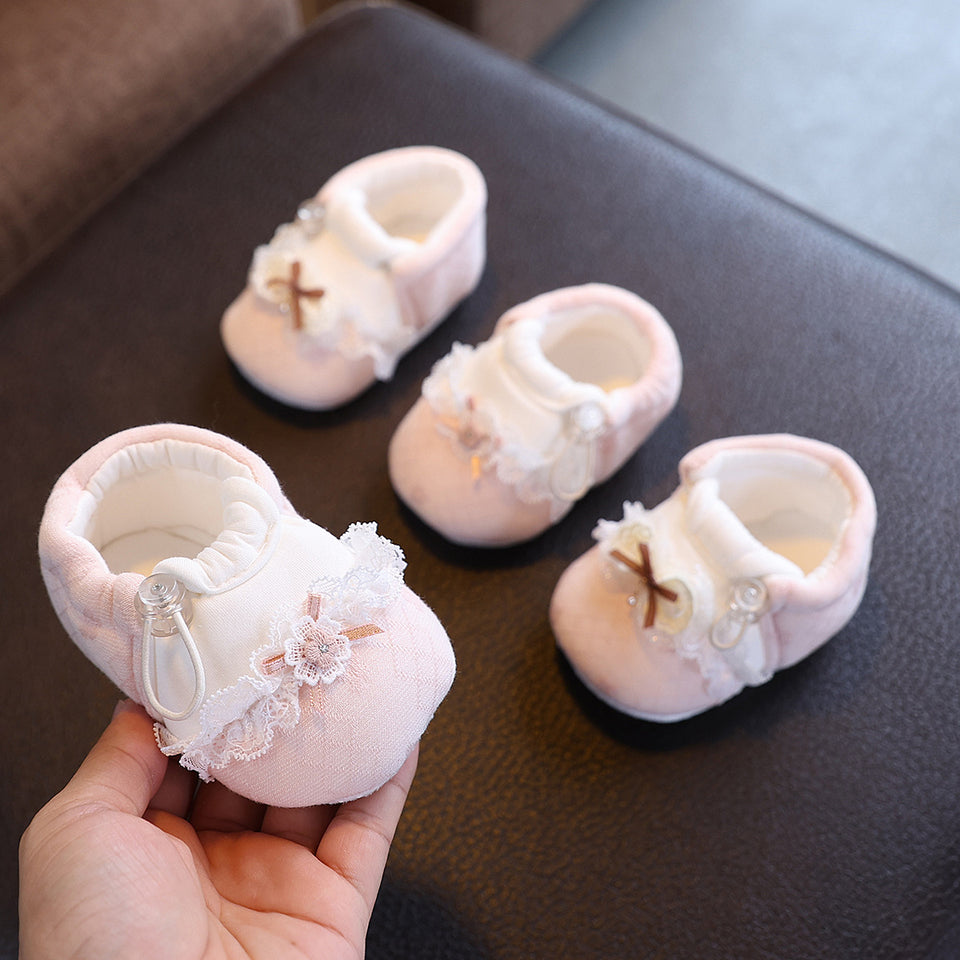 Babyschuhe aus Baumwolle mit Spitze und Schleife