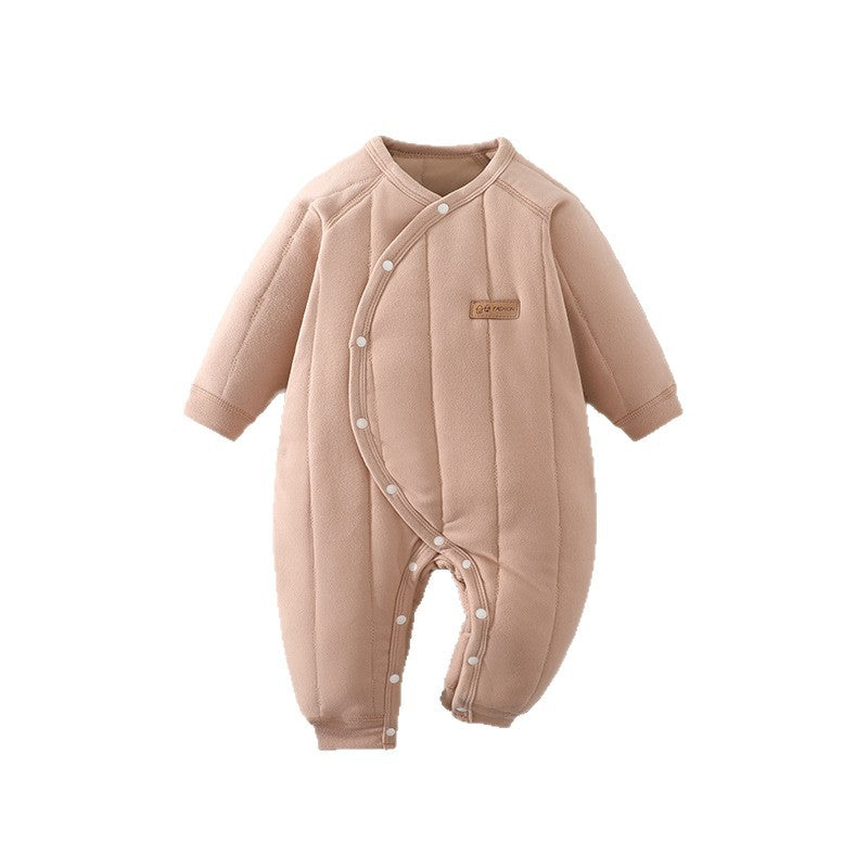 Gesteppter Baby-Overall in Beige mit schräger Druckknopfleiste, flach ausgelegt