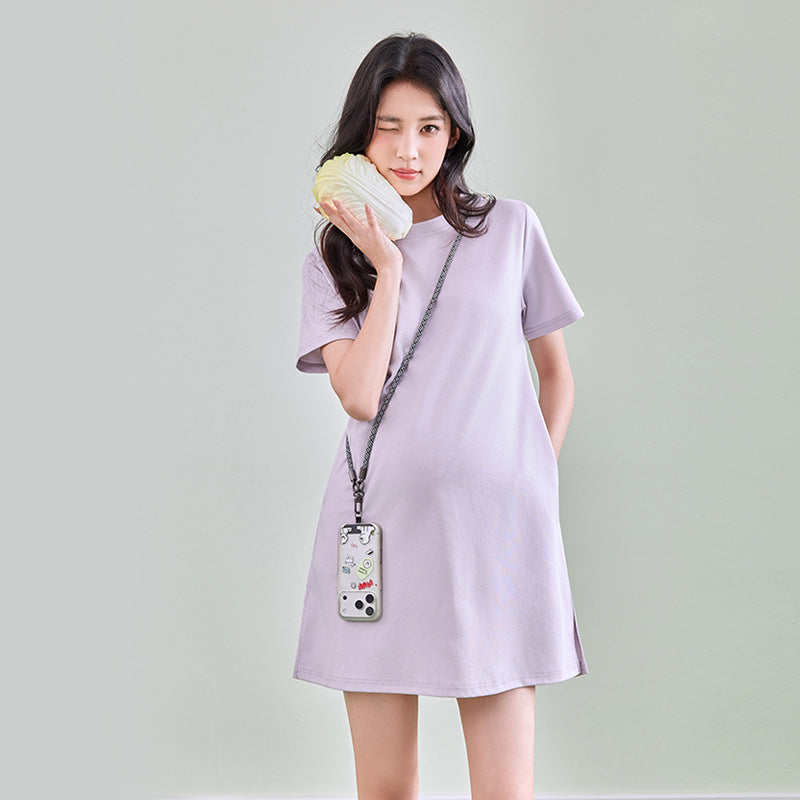 Frau in fliederfarbenem T-Shirt-Kleid