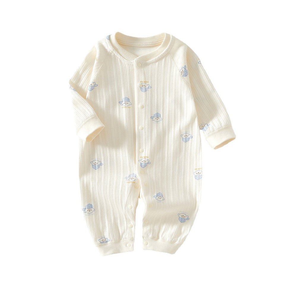 Langarm-Strampler in Creme mit kleinen Motiven und Knopfleiste auf weißem Hintergrund