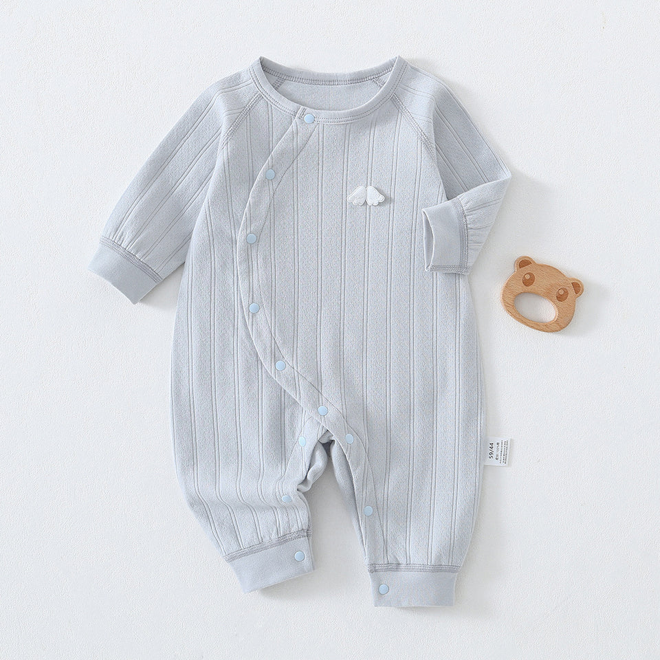 Hellblauer Baby-Strampler mit schräger Knopfleiste
