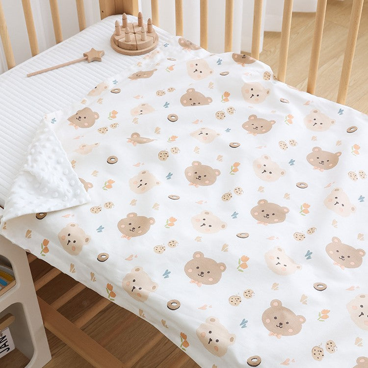 Babydecke mit kleinen braunen Bären auf weißem Grund mit Noppenseite