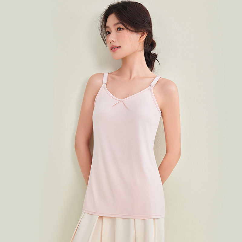 Frau in rosa Still-Top mit Raffung