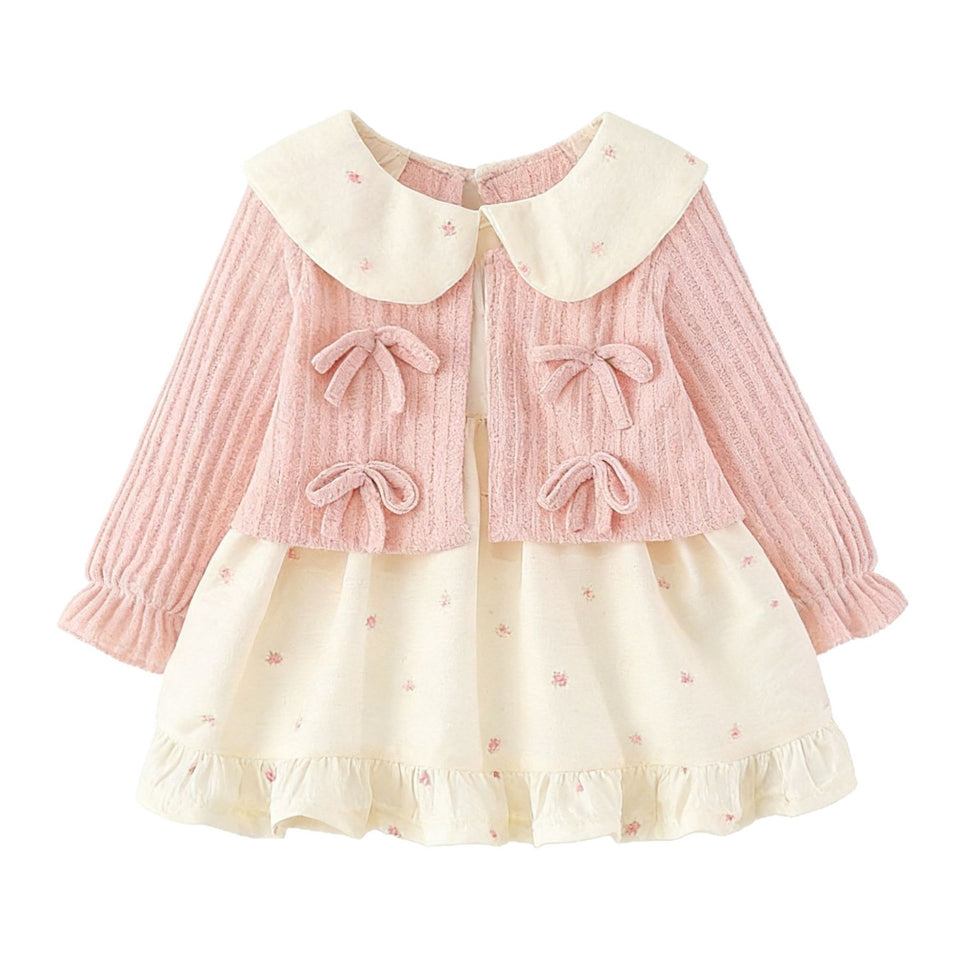 Rosa Kleid mit Schleifen und Rüschensaum, freigestellt auf weißem Hintergrund