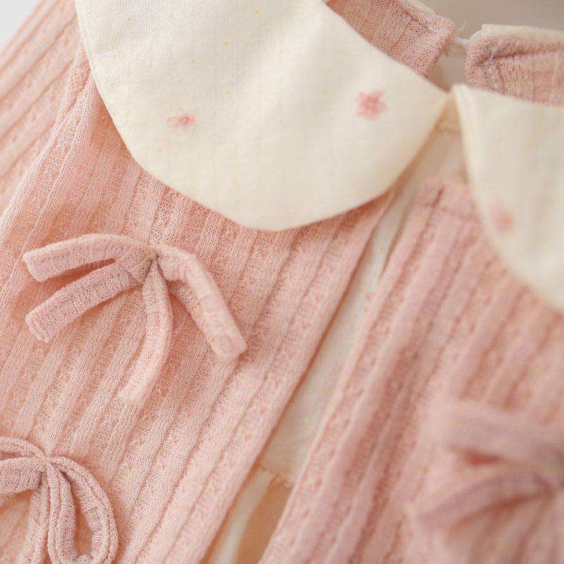 Nahaufnahme von Bubikragen und Schleifen am rosa Kleid