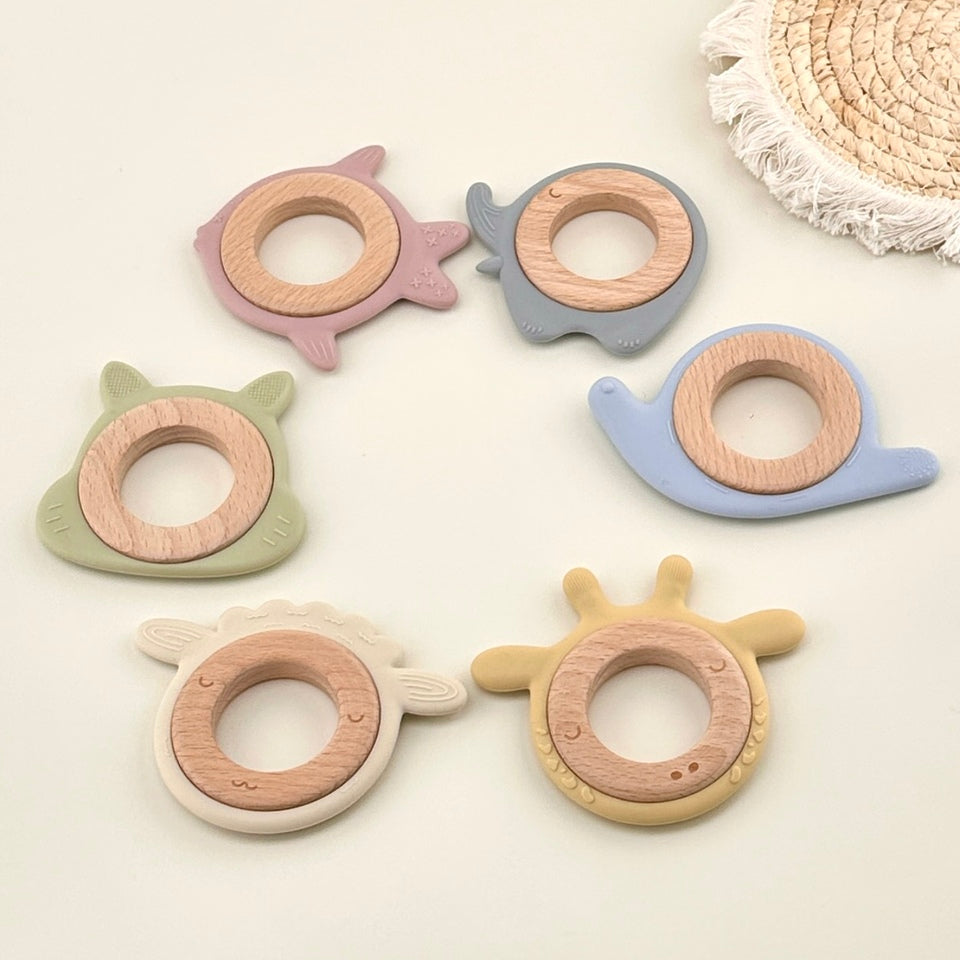 Beißring Schaf aus Holz und Silikon