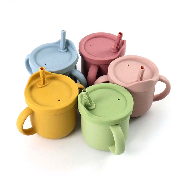 Becher mit Strohhalm