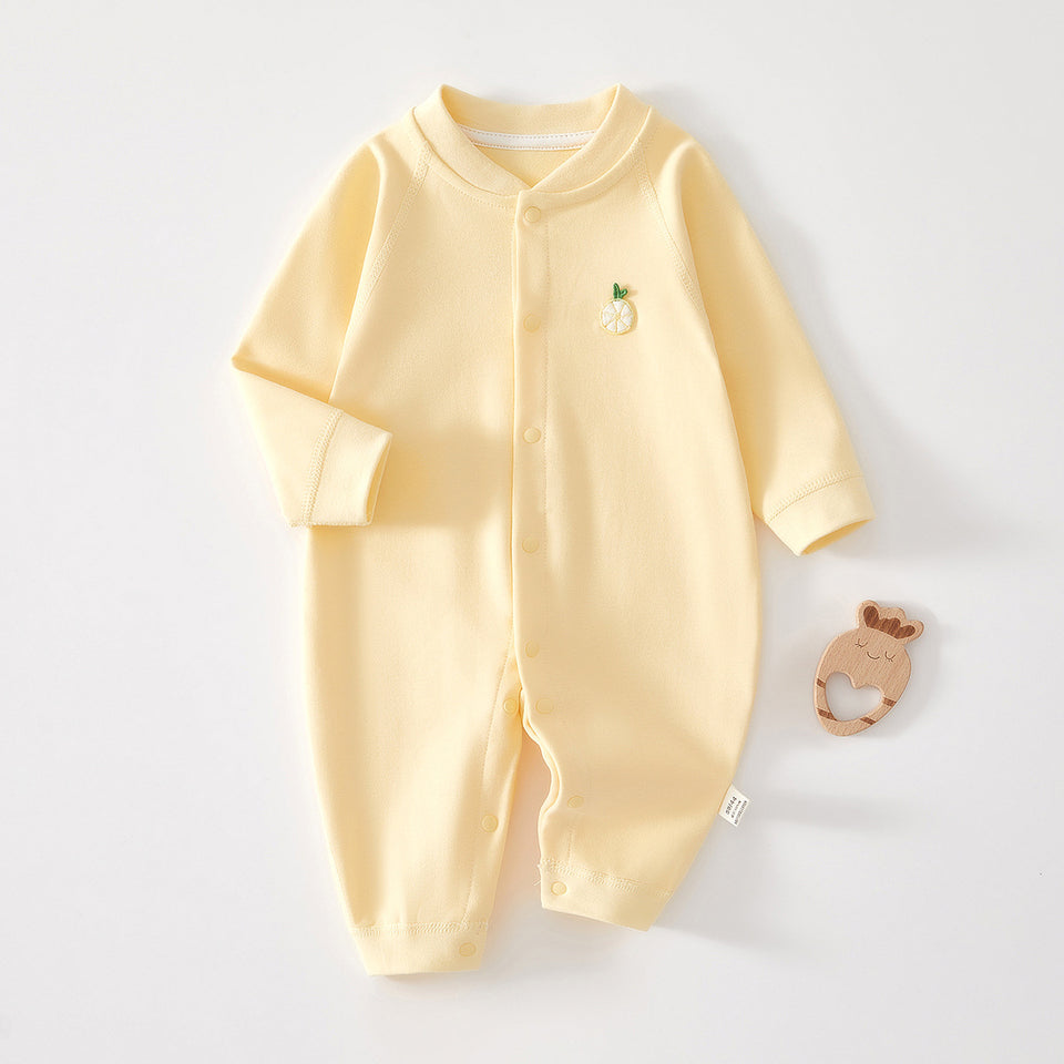 Gelber Baby-Strampler mit Knopfleiste und kleiner Stickerei