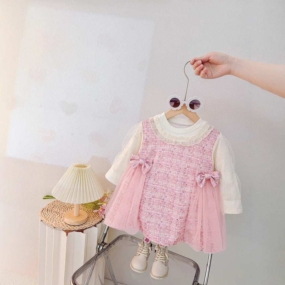 Rosa Kleid mit Tweed-Weste, Schleifen und Tüllrock am Kleiderbügel