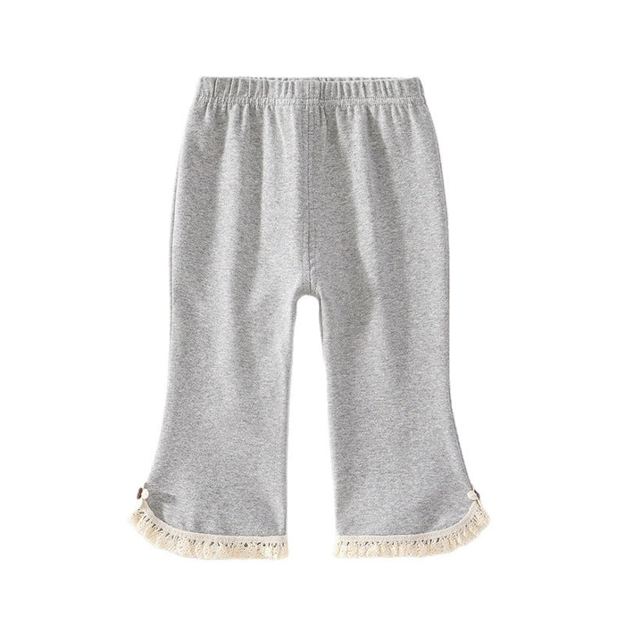 Graue Baby-Leggings mit ausgestelltem Bein und Spitzensaum auf weißem Grund