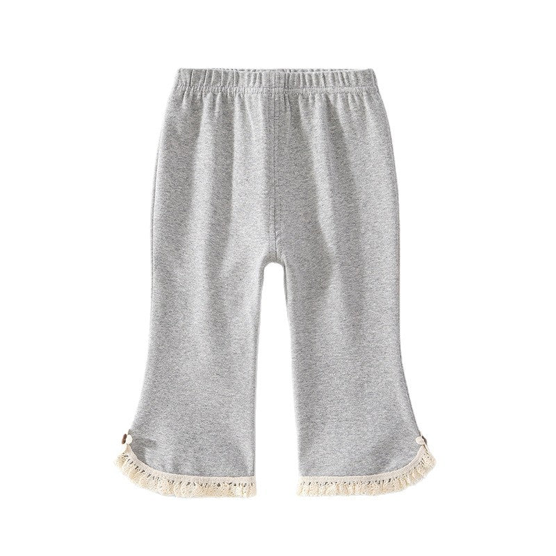Graue Baby-Leggings mit ausgestelltem Bein und Spitzensaum auf weißem Grund