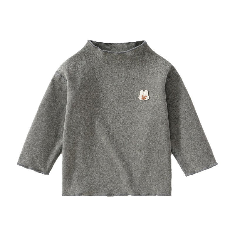 Graues Baby-Langarmshirt mit halbhohem Kragen auf weißem Hintergrund