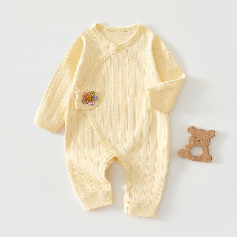 Gelber Baby-Wickelstrampler mit Rippstruktur