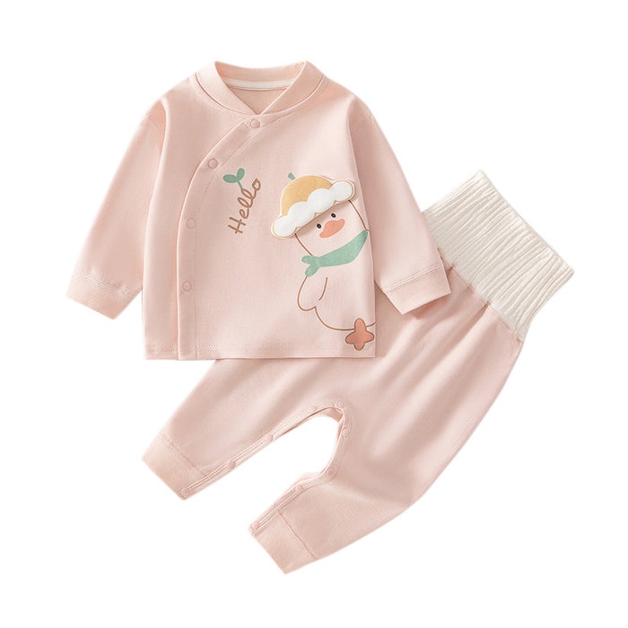 Rosa Baby-Set mit Wickeljacke und Hose mit hohem Bund auf weißem Grund