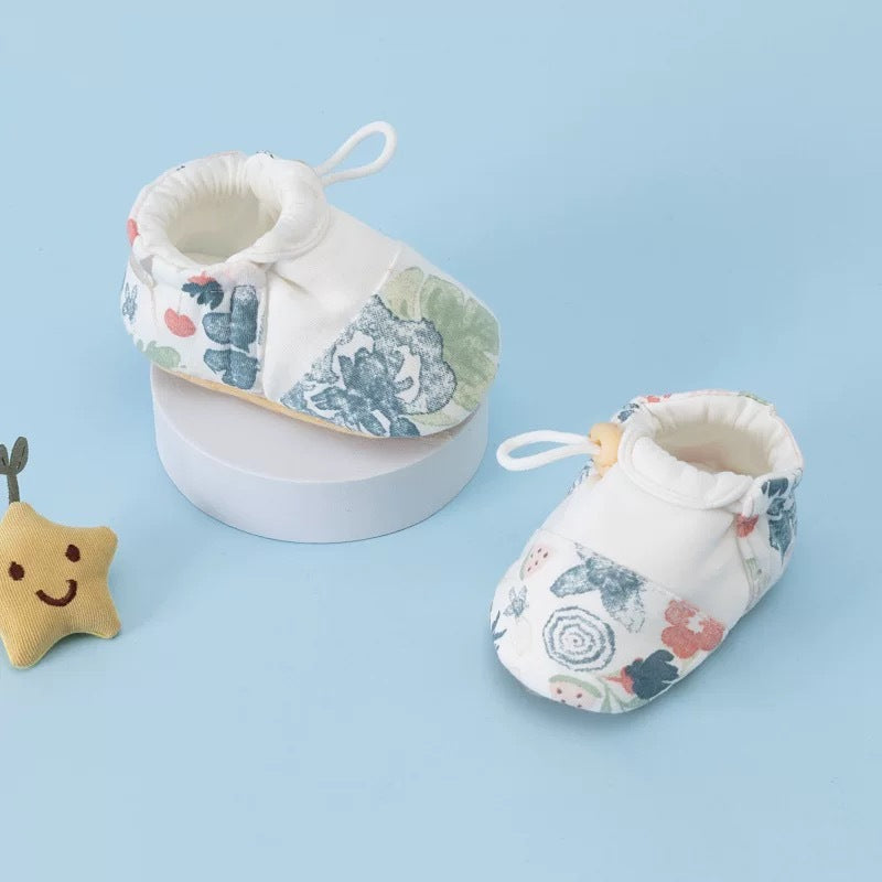 Weiche Babyschuhe mit Gummizug und Pastellmuster