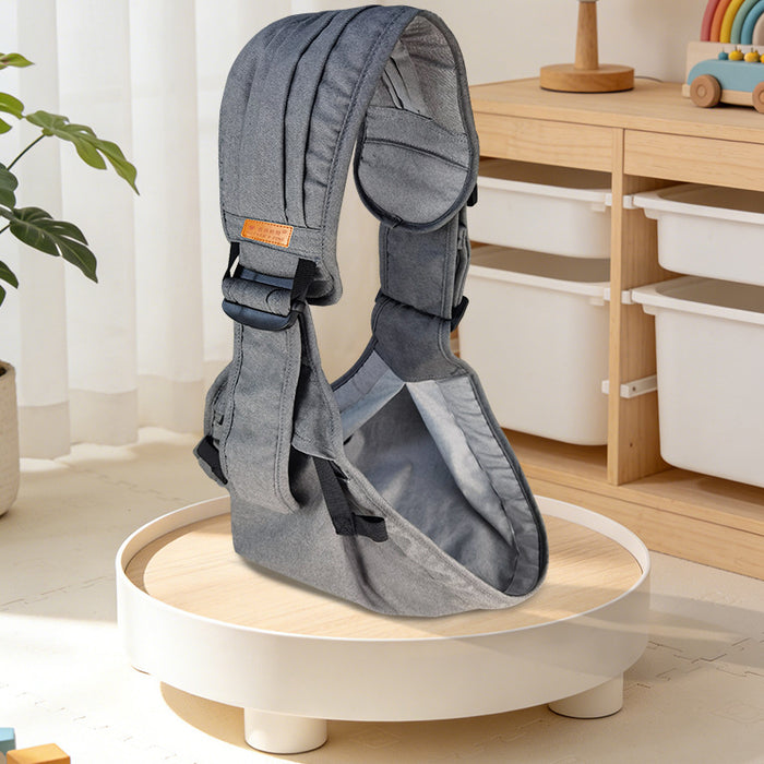 Graue Tragehilfe mit Sitzfläche, aufgestellt in einem Kinderzimmer