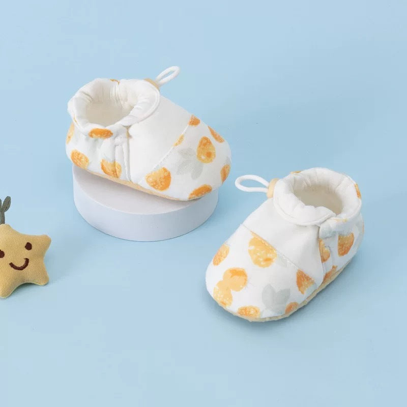 Weiche Babyschuhe mit Gummizug und Pastellmuster
