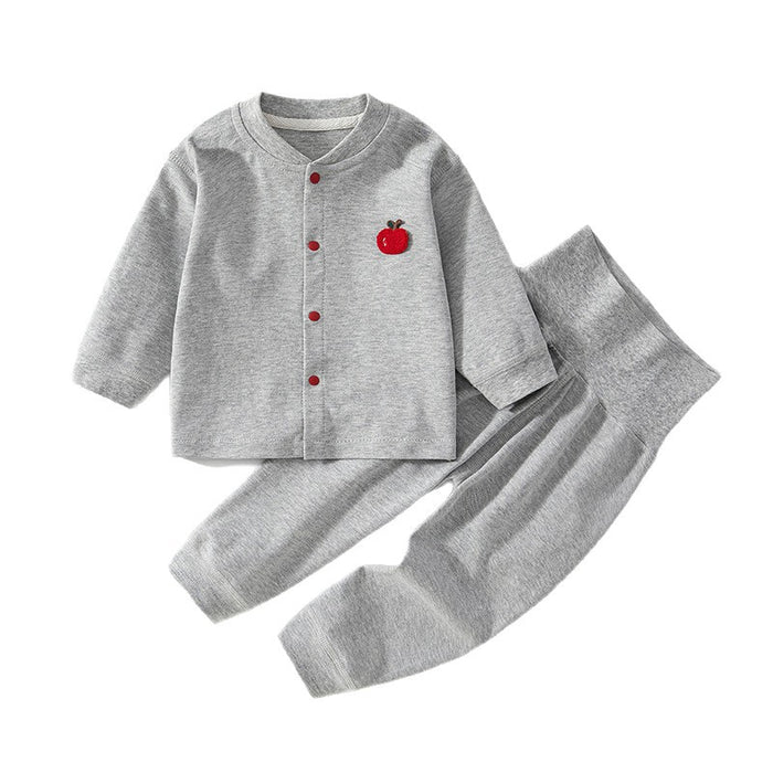Graues Baby-Set mit Knopfjacke und Hose mit hohem Bund auf weißem Grund