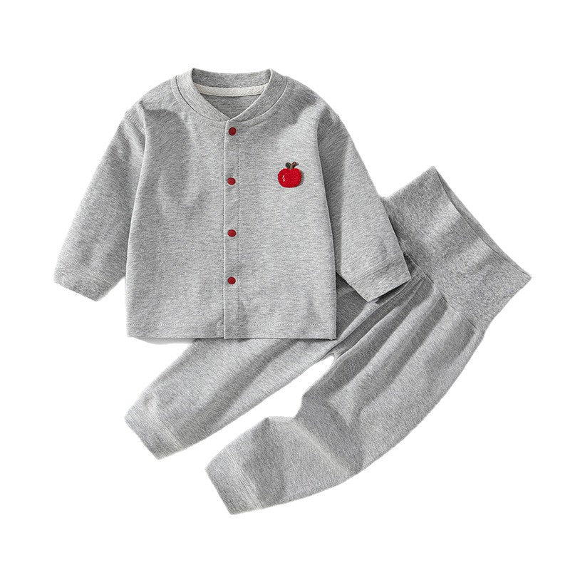 Graues Baby-Set mit Knopfjacke und Hose mit hohem Bund auf weißem Grund