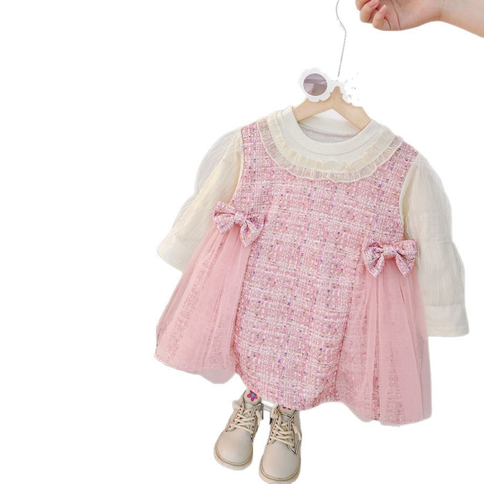 Rosa Kleid mit Tweed-Weste und Tüllrock, freigestellt auf weißem Hintergrund