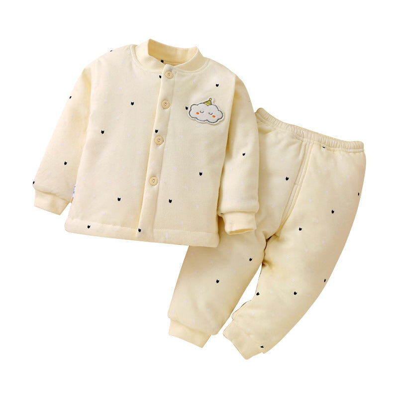 Gesteppte Baby-Jacke mit Hose in Creme, auf weißem Hintergrund