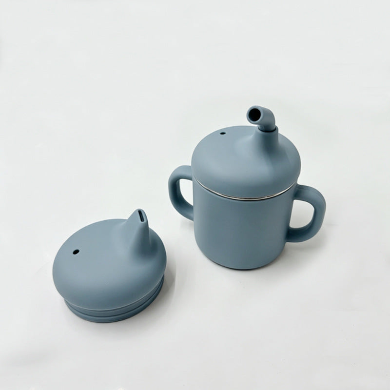 Hellblauer Edelstahlbecher mit Silikonhülle und zwei Silikondeckeln