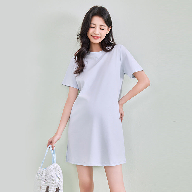Frau in hellblauem T-Shirt-Kleid