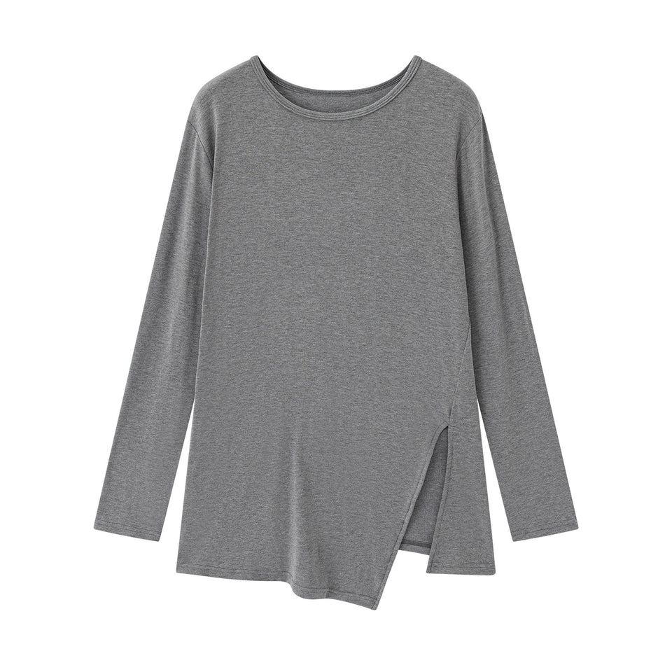 Graues Langarmshirt mit schrägem Saum freigestellt