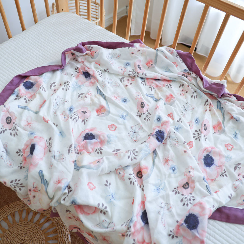 Babydecke mit Blumen und violetter Bordüre