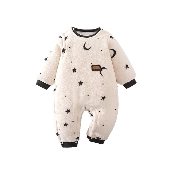 Flauschiger Baby-Overall mit Sternen und Mond in Creme auf weißem Hintergrund